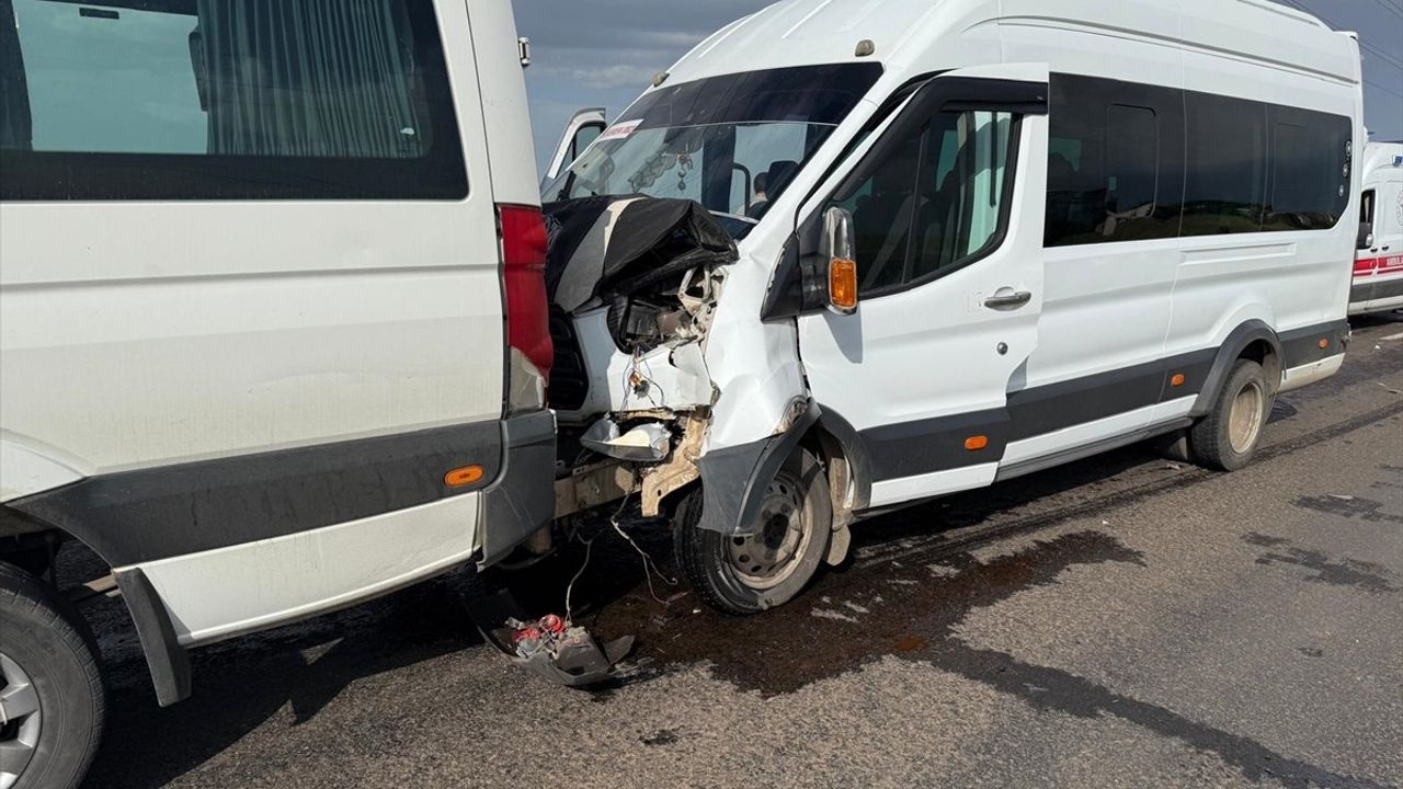 Şanlıurfa'da Öğretmenlere Taşıyan Minibüslerin Çarpışması: 28 Yaralı
