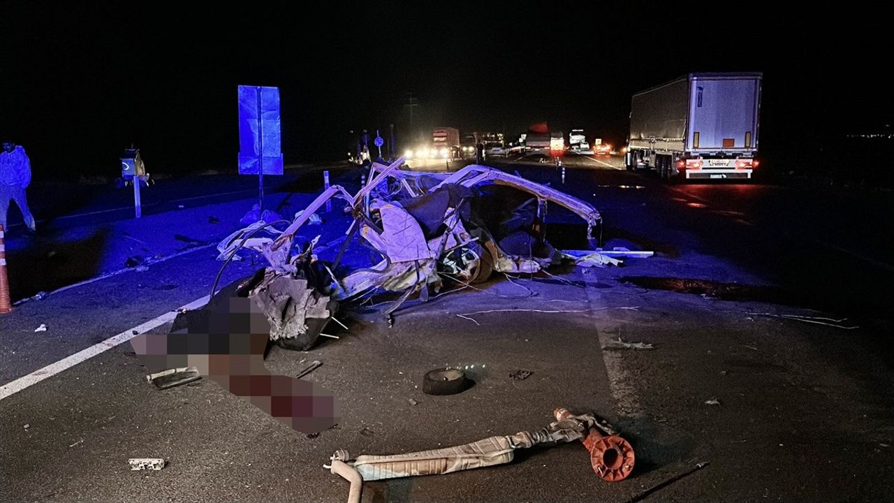 Şanlıurfa'da Tır-Otomobil Çarpışması: 1 Ölü, 1 Yaralı