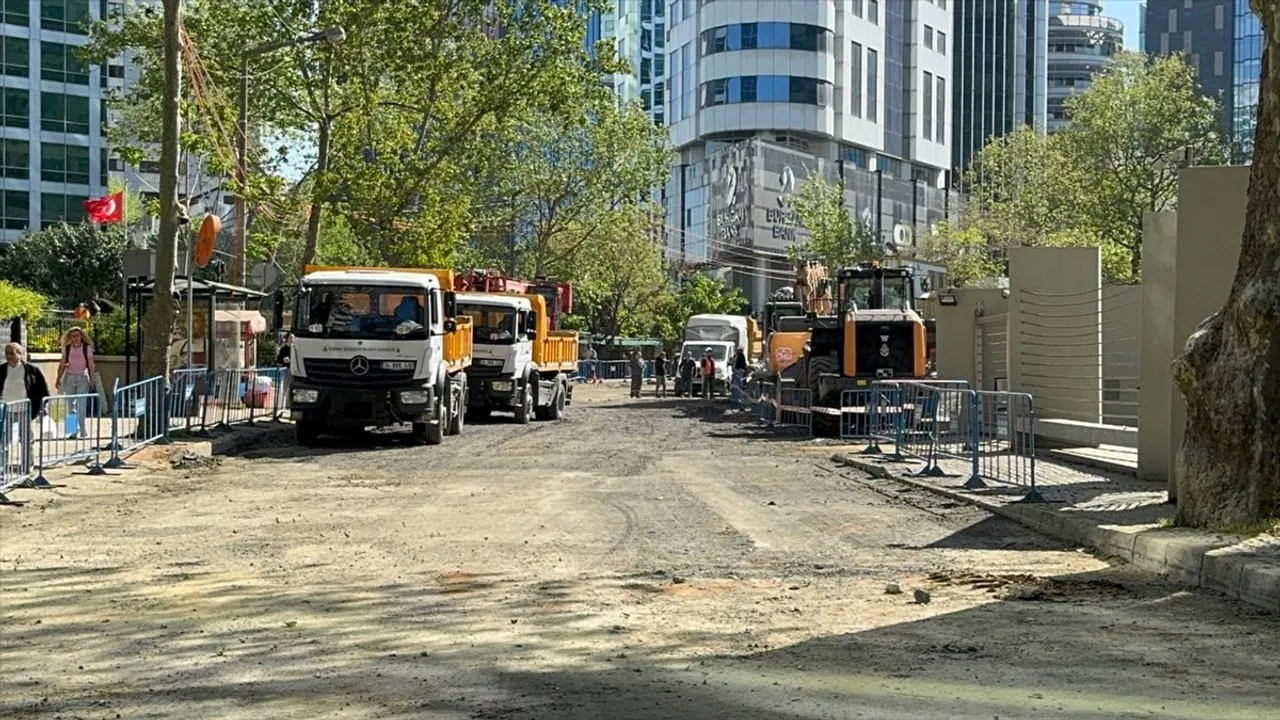 Sarıyer'de Yolda Çökme Olayı Üzerine Çalışmalar Devam Ediyor