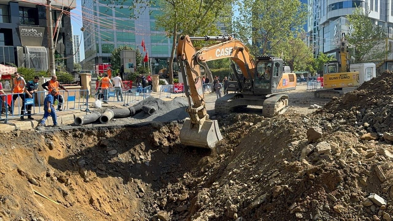 Sarıyer'deki Yol Çökmesi Olayında Çalışmalar Devam Ediyor