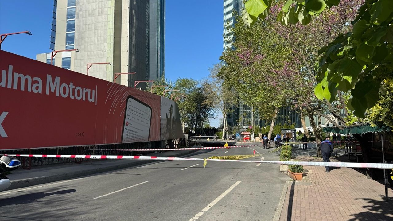 Sarıyer'deki Yol Çökmesi Trafiği Olumsuz Etkiledi