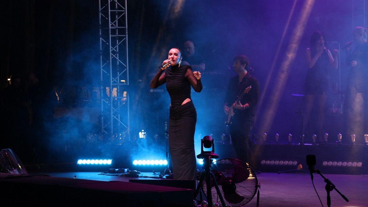 Sıla, Antalya'da Müzikseverlerle Coşkulu Bir Konser Verdi