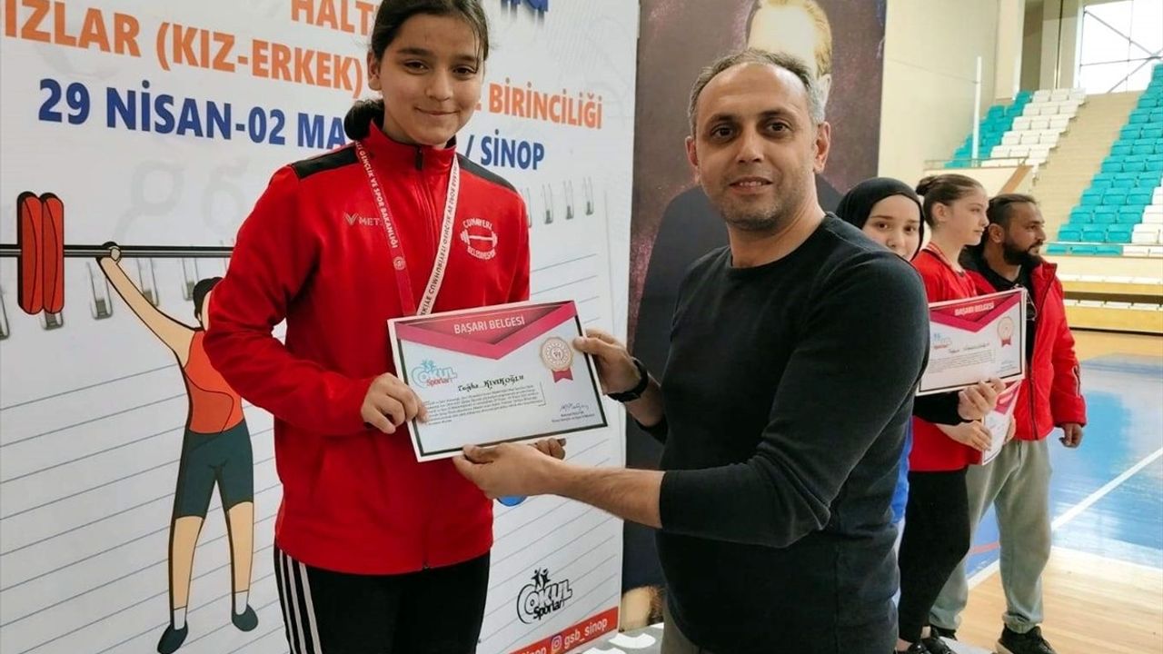 Sinop'ta Okul Sporları Yıldızlar Türkiye Halter Şampiyonası Tamamlandı