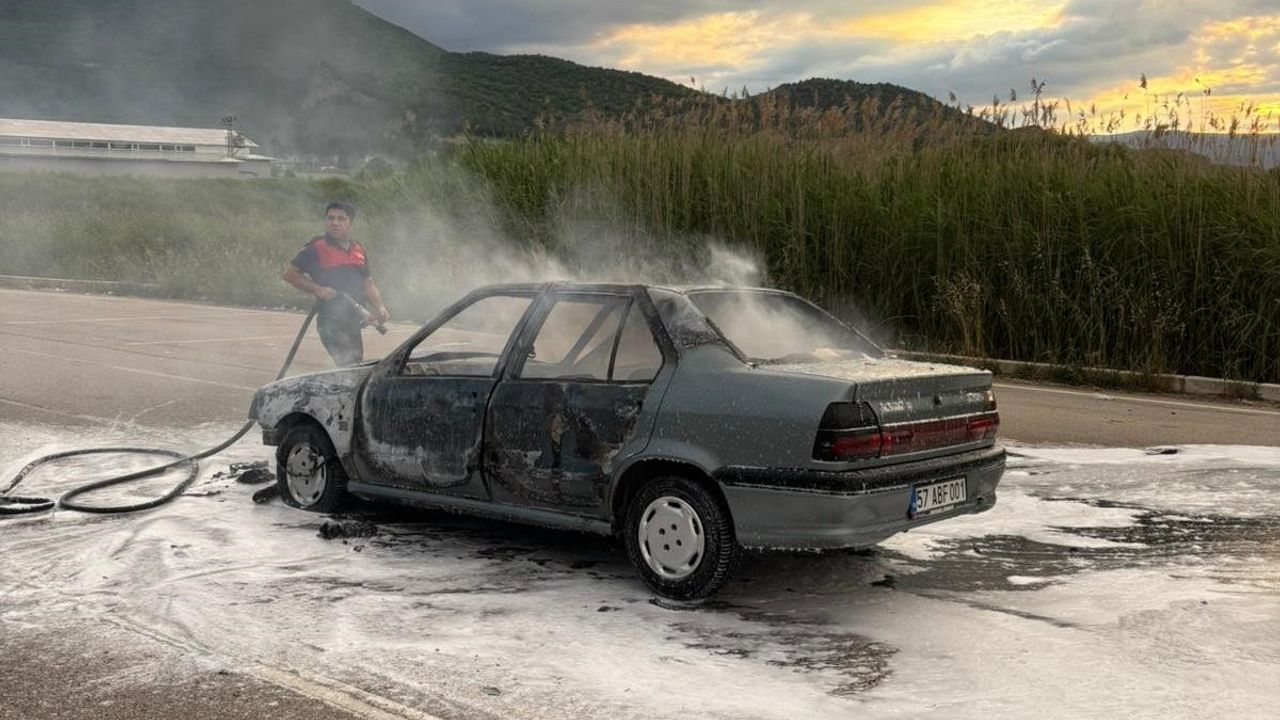 Sinop'ta Seyir Halindeki Otomobil Yangını