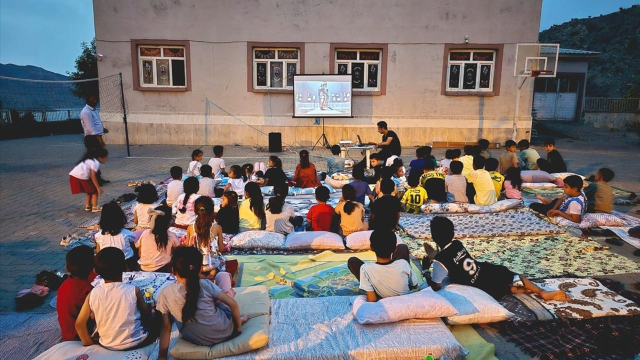 Şırnak'ta Öğrenciler Açık Hava Sineması ile Buluştu