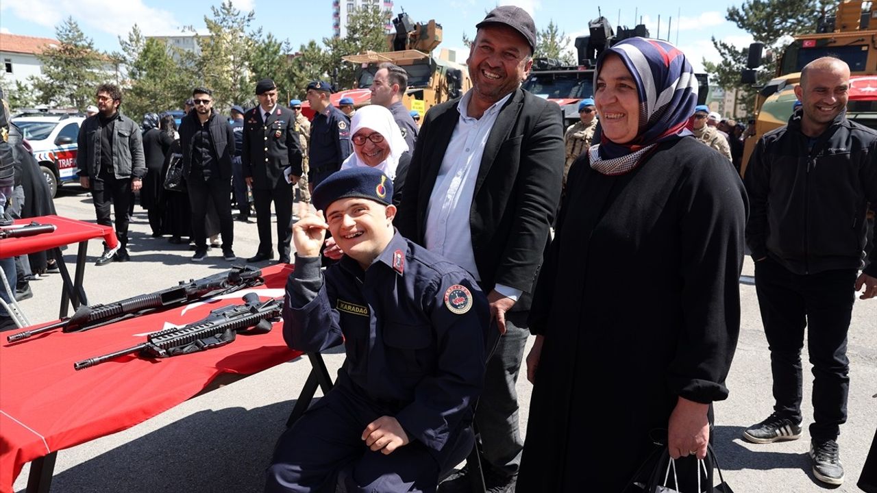 Sivas'ta Engellilere Temsili Askerlik Coşkusu