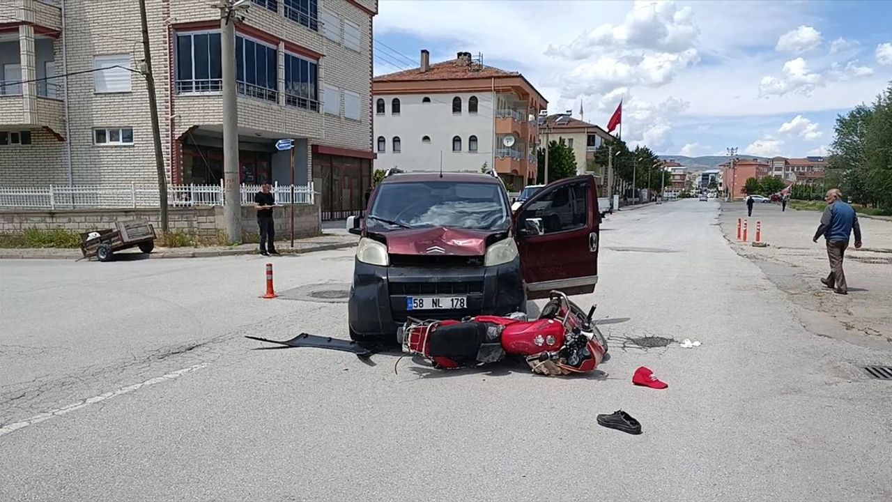 Sivas'ta Hafif Ticari Araç ve Motosiklet Çarpıştı: 7 Yaralı