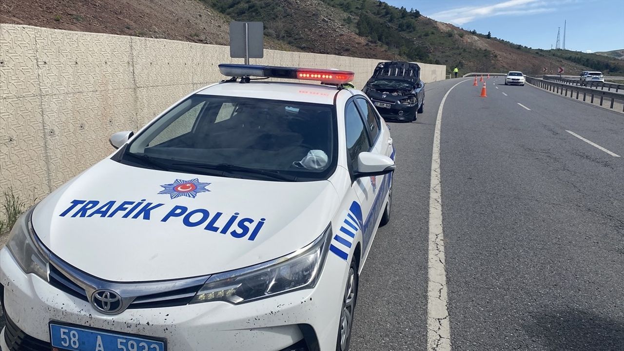 Sivas'ta İki Ayrı Trafik Kazasında 4 Yaralı