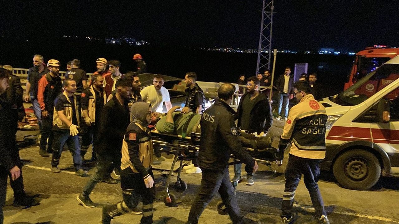 Sivas'ta Otomobil Bariyere Saplandı, Sürücü Sağ Kurtuldu