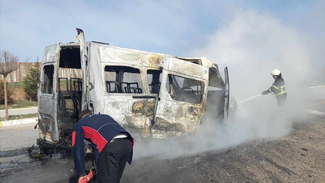 Sivas'ta Seyir Halindeki Servis Minibüsü Alev Alev Yandı