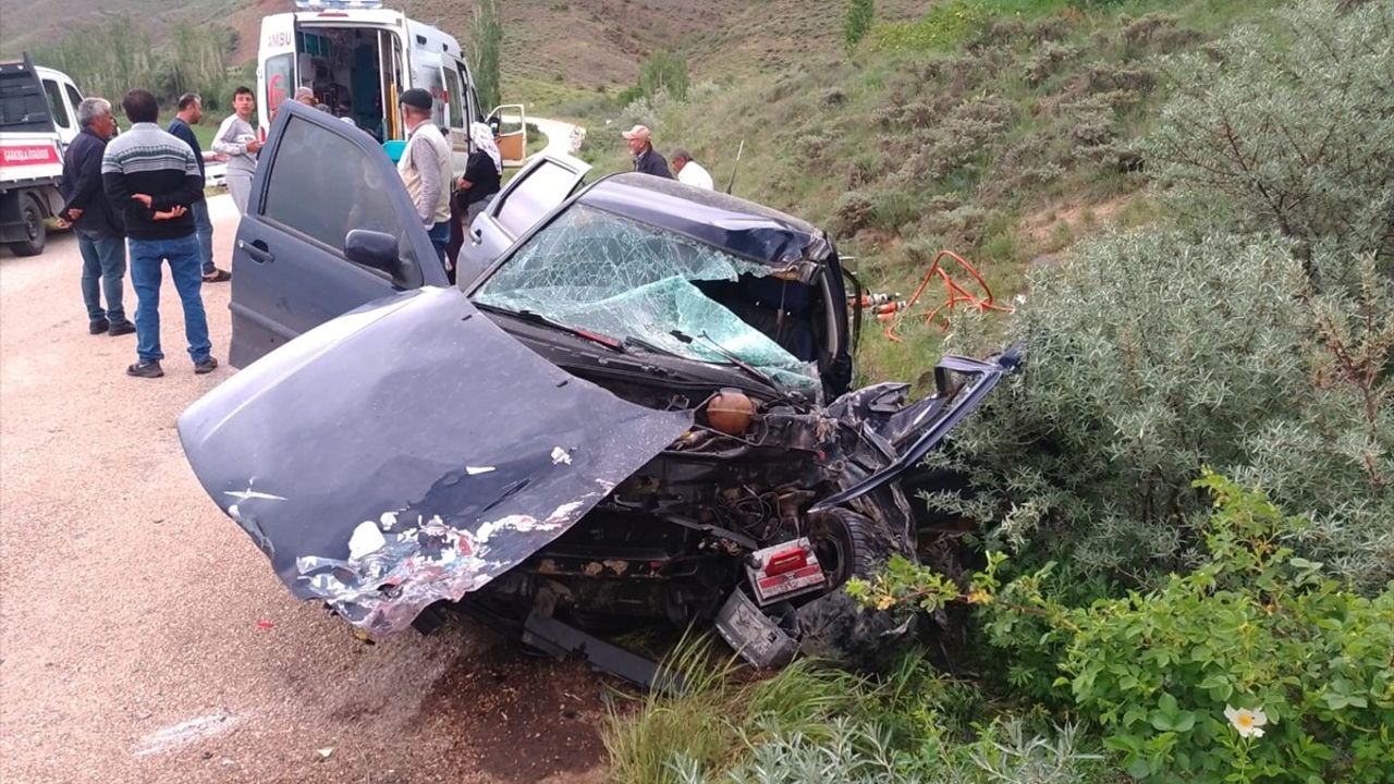 Sivas'ta Trafik Kazası: 2 Yaralı