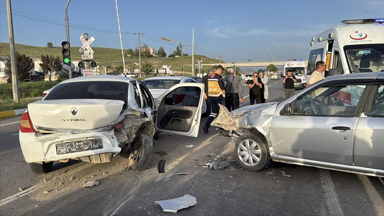 Sivas'ta Zincirleme Trafik Kazası: 4 Yaralı