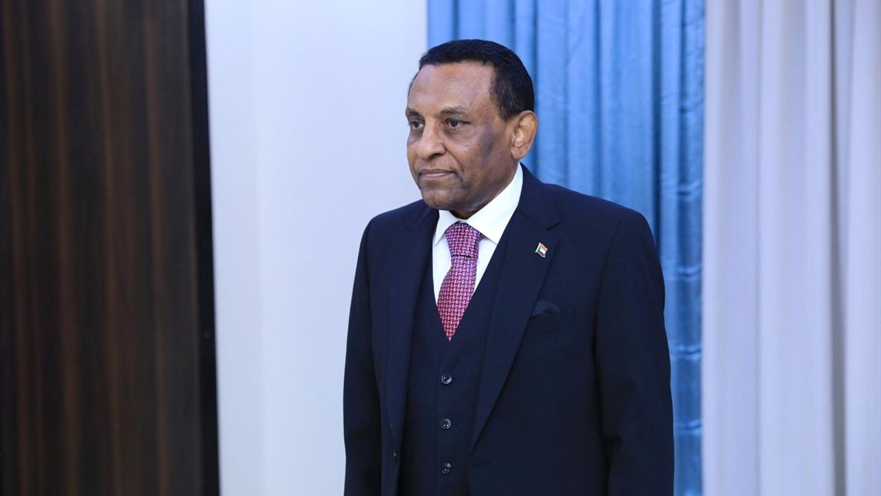 Sudan'da Sivil Başbakan İdris Göreve Başladı