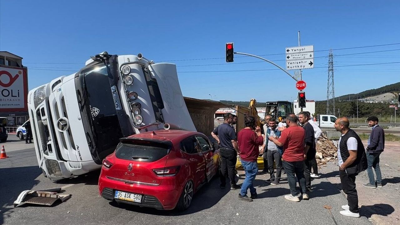 Sultanbeyli'de Kamyon Otomobilin Üzerine Devrildi