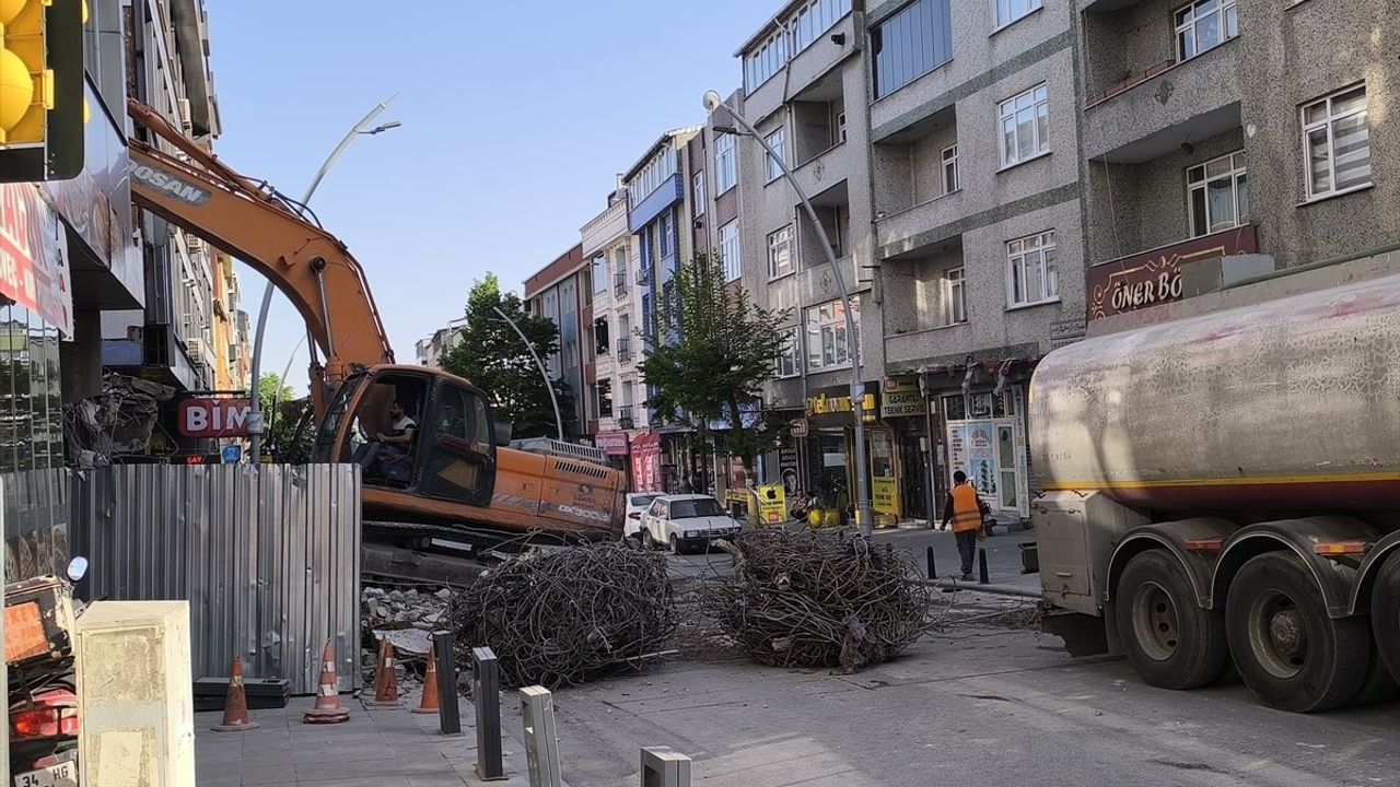 Sultangazi'de Bina Yıkımı Sırasında Komşu Apartmanda Hasar Oluştu