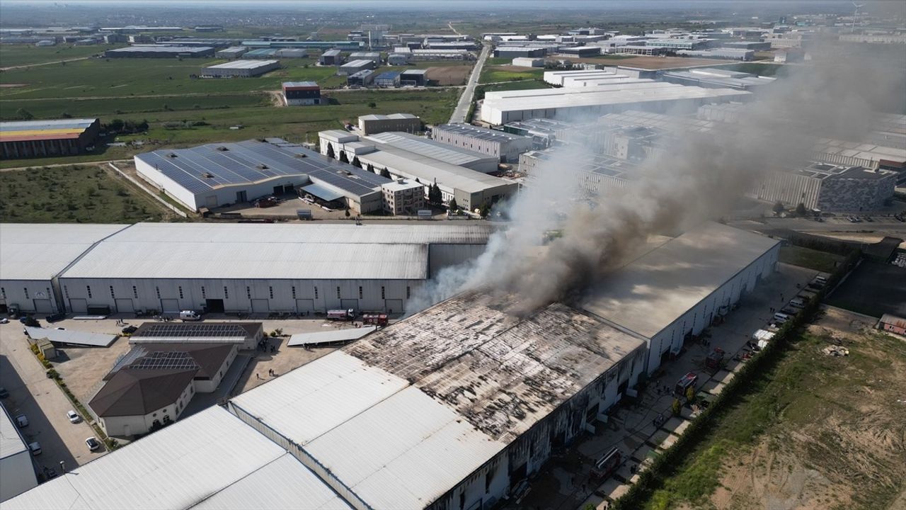 Tekirdağ'daki Kauçuk Fabrikasında Yangın Kontrol Altında