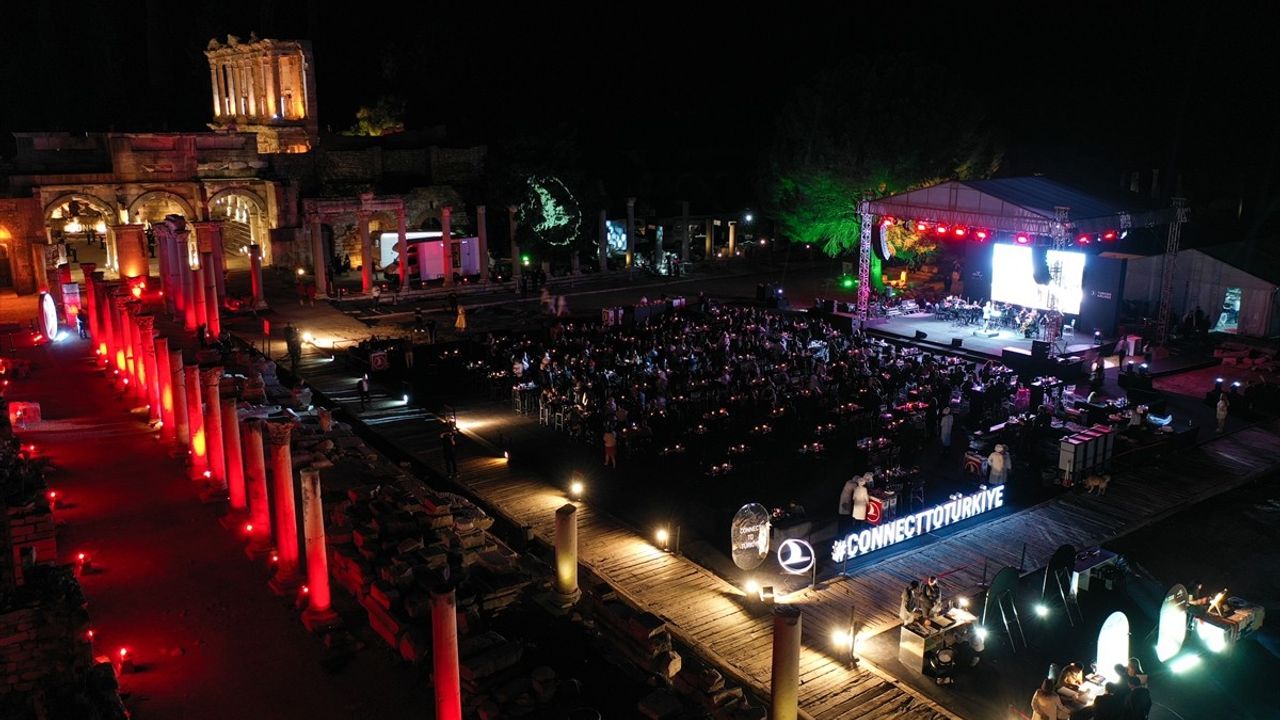 THY, İzmir'de Yabancı Tur Operatörlerini Ağırladı