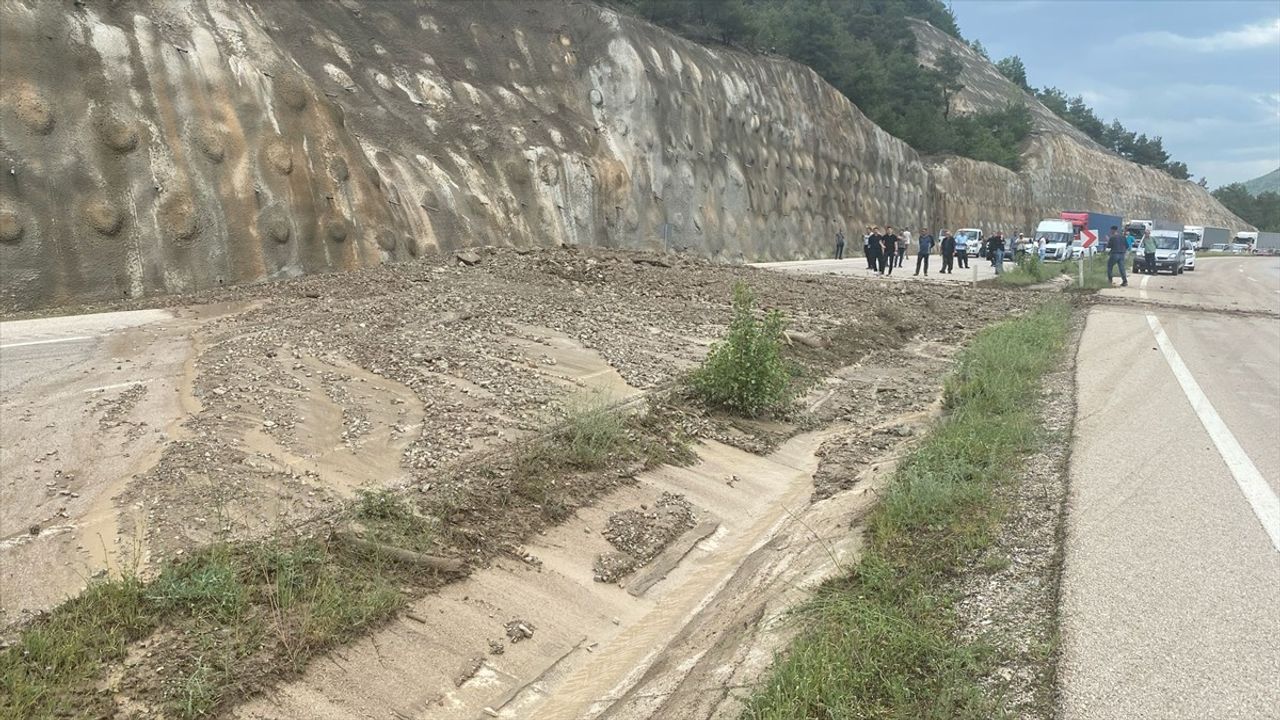 Tokat'ta Toprak Kayması Nedeniyle Kapanan Yol Yeniden Açıldı