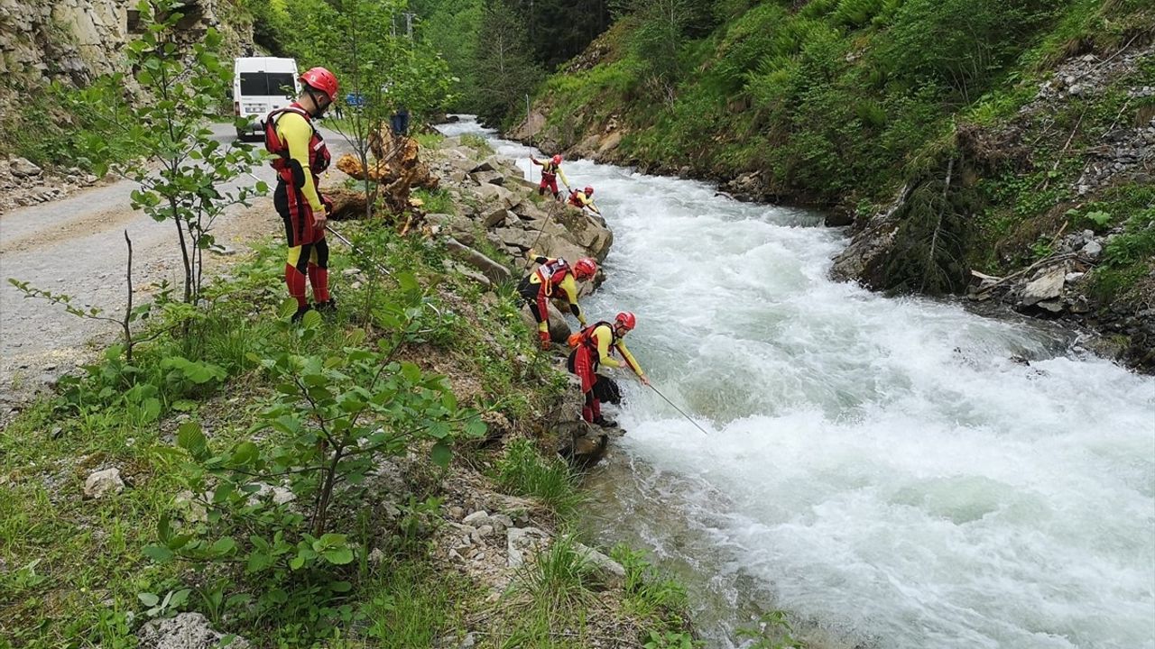 Trabzon'da 9 Yaşındaki Çocuk Dereye Düşerek Kayboldu