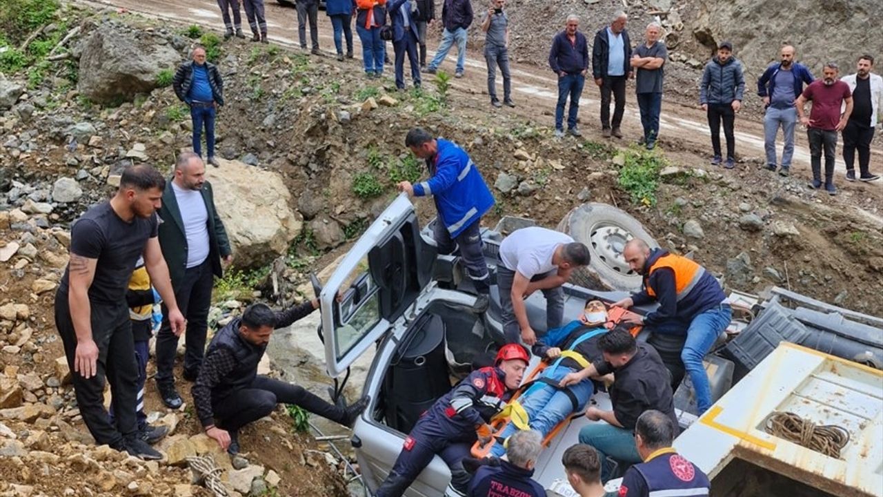 Trabzon'da Kamyon Devrildi: Bir Yaralı