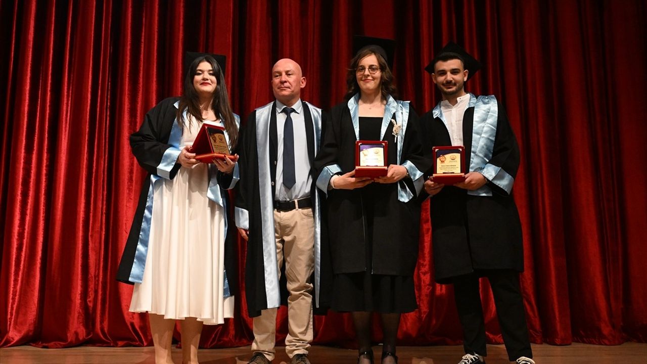 Trakya Üniversitesi'nde Mezuniyet Coşkusu: 358 Öğrenci Kep Attı