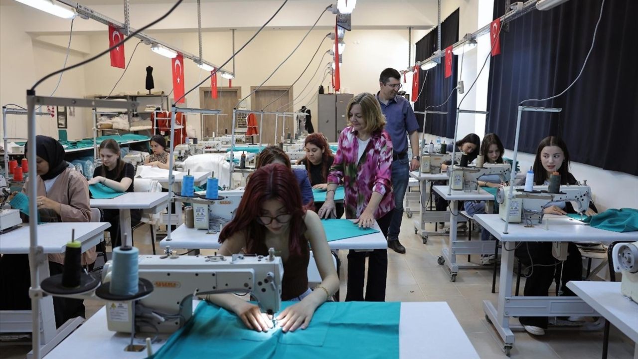 Trakya Üniversitesi Öğrencileri Ameliyathaneye Tekstil Üretiyor
