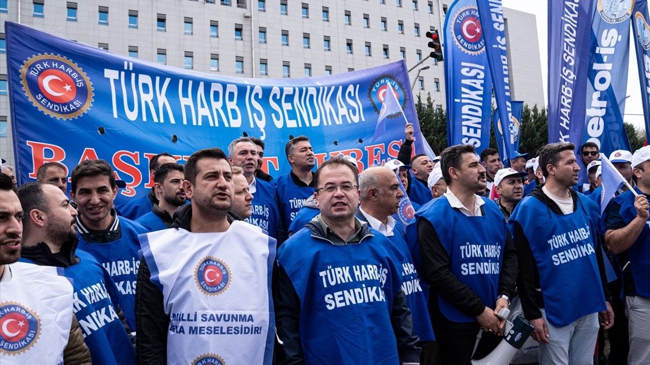Türk-İş'ten 1 Mayıs İçin Hazine ve Maliye Bakanlığı Önünde Açıklama