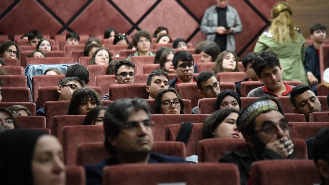 Türkiye'nin İlk Astronotu Alper Gezeravcı Kastamonu'da Öğrencilerle Buluştu