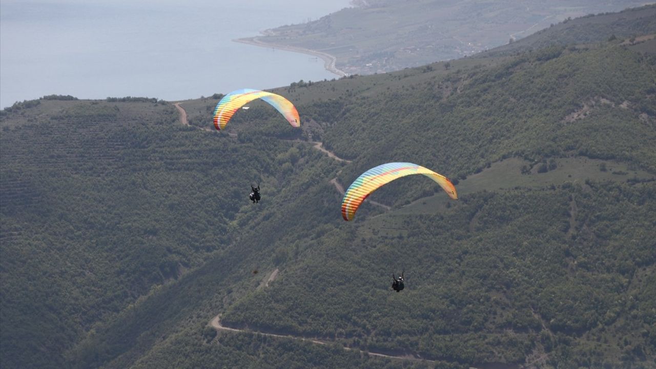 Uçmakdere'de Yamaç Paraşütü Keyfi