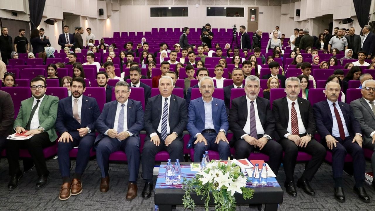 Ulaştırma ve Altyapı Bakanı Uraloğlu, Trabzon'da Gençlerle Bir Araya Geldi