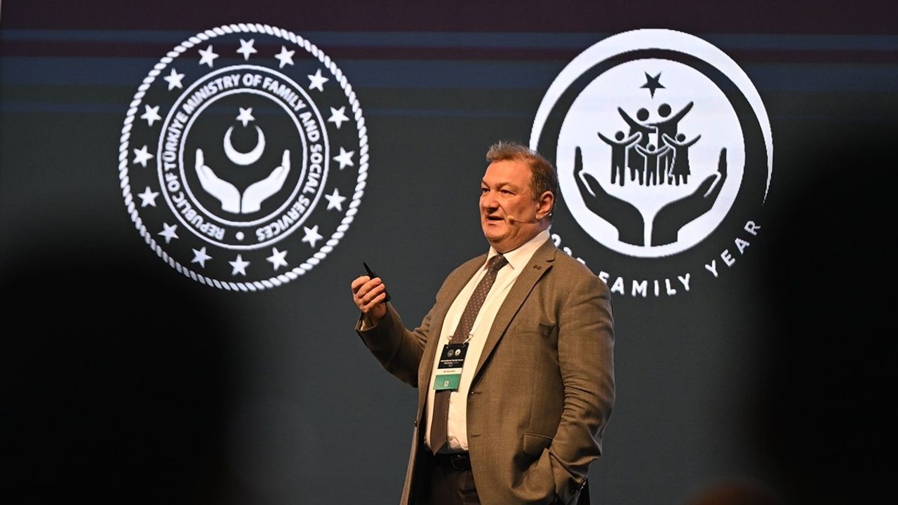 Uluslararası Aile Forumu'nda Doğum Hızı ve Cinsiyet Değiştirme Ameliyatları Tartışıldı