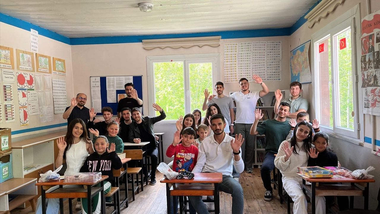 Üniversite Öğrencileri, Köy Okulu Öğrencilerine Işık Tuttu
