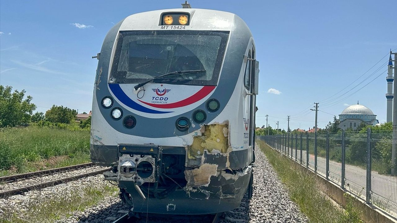 Uşak'ta Hemzemin Geçitte Traktöre Tren Çarptı