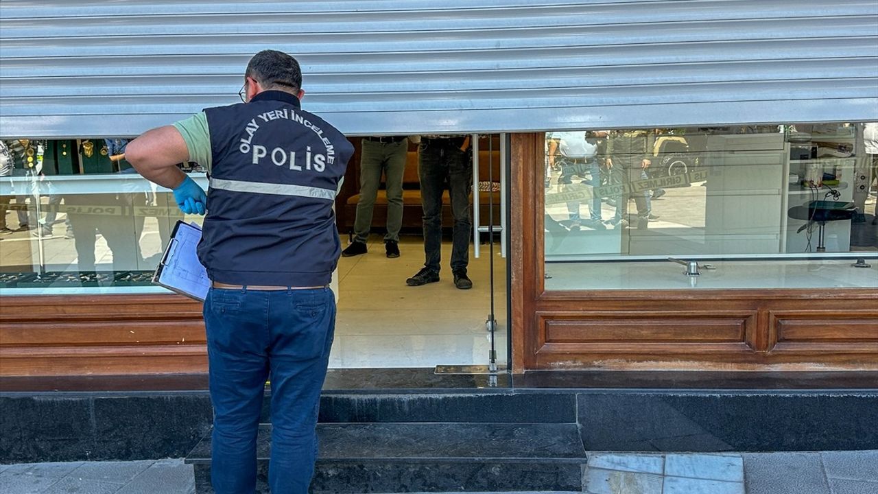 Uşak'ta Kuyumcuya Silahlı Saldırı: İki Yaralı