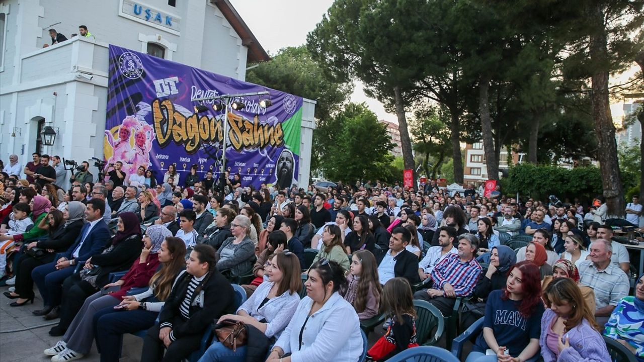 Uşak'ta Vagon Sahne Projesi ile 'Misafir' Oyunu Sahnelendi