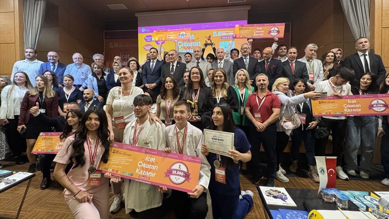 Üsküdar Üniversitesi'nde 10. Bilim ve Fikir Festivali Ödül Töreni