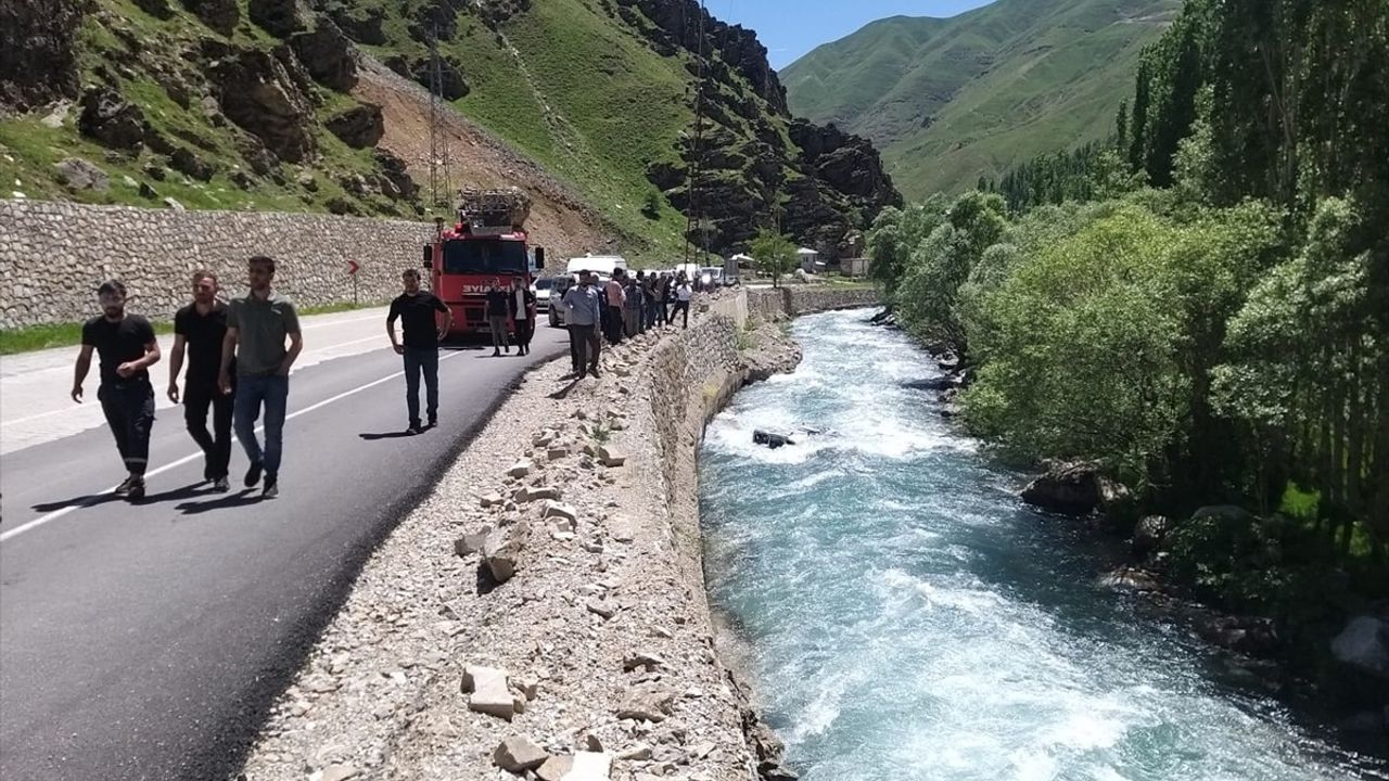 Van'da Dereye Düşen Hafif Ticari Araçta Sürücü Kurtarıldı