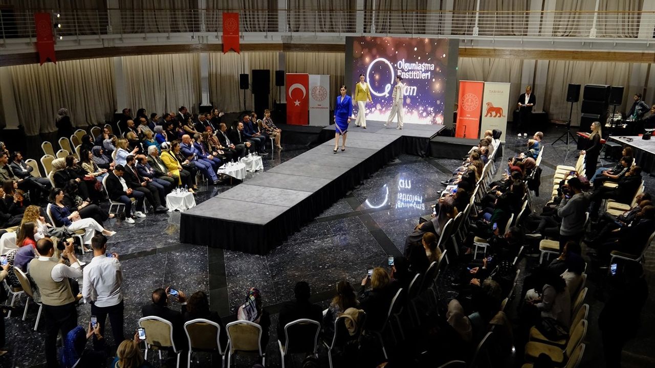 Van'da Tarihi ve Geleneksel Motiflerle Kadın Kıyafetleri Defilesi Düzenlendi