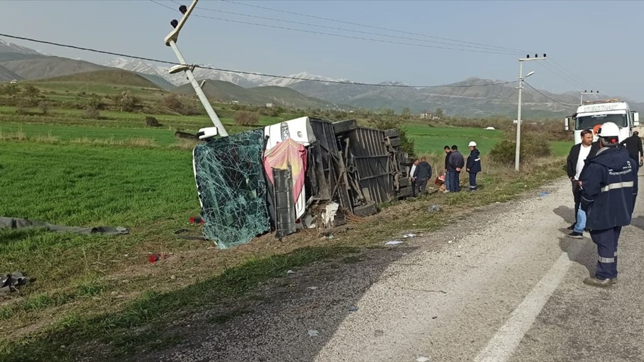 Van'da Yolcu Otobüsü Devrildi: 28 Yaralı