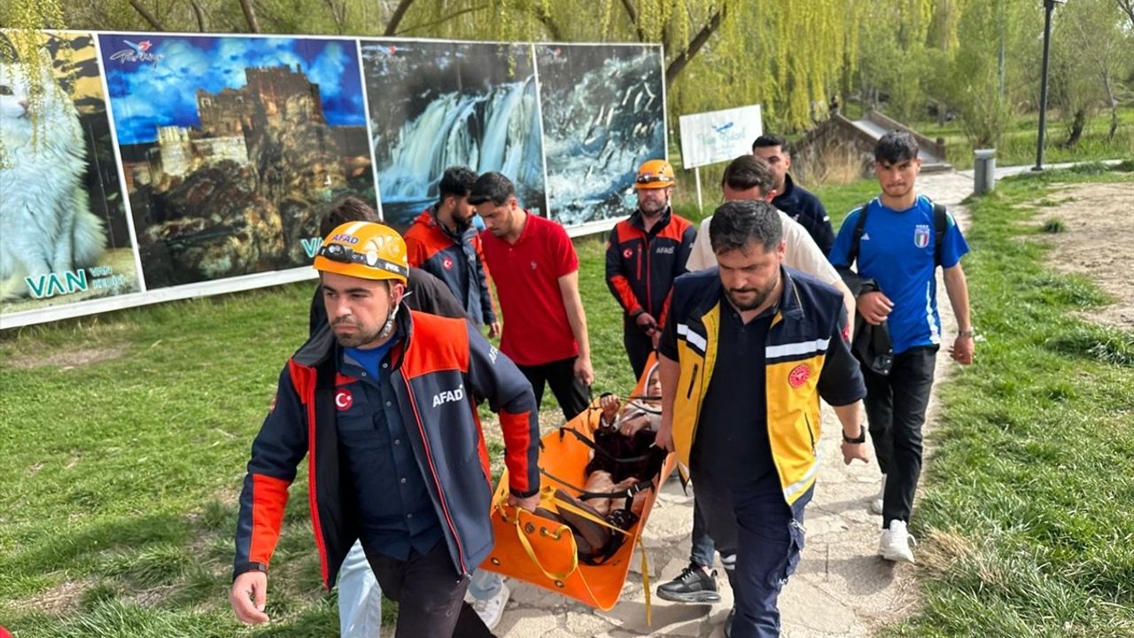Van Kalesi'nde Kayalıktan Düşen Kadın Kurtarıldı