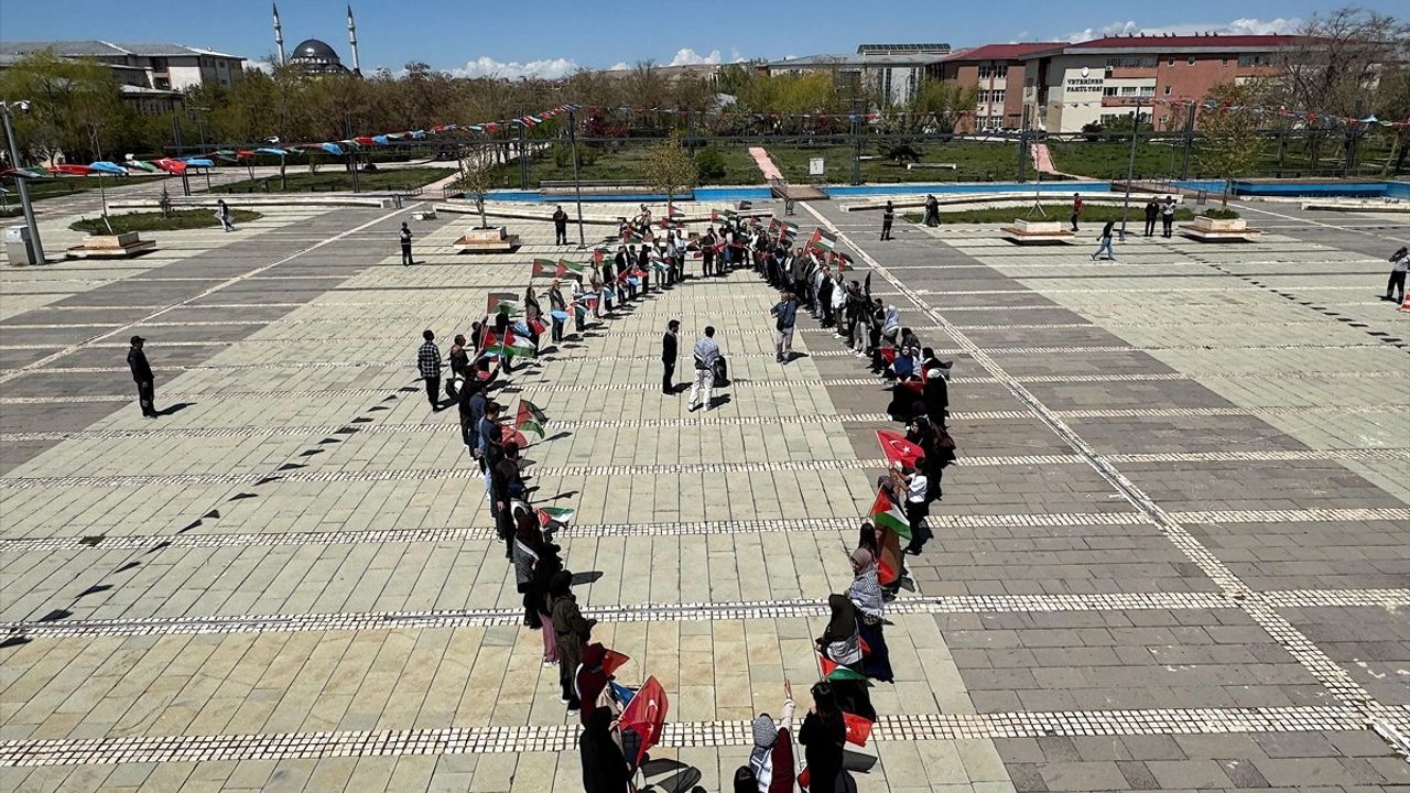 Van Yüzüncü Yıl Üniversitesi'nde Filistin İçin Yürüyüş Düzenlendi
