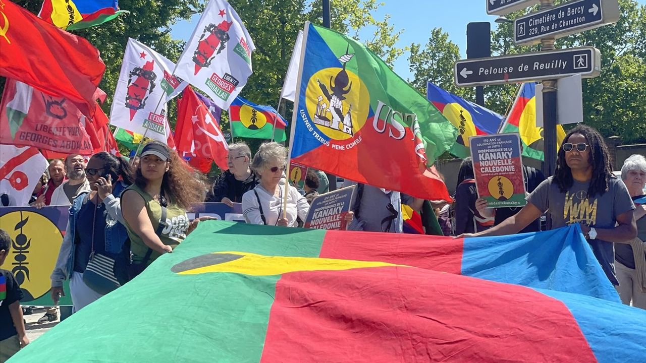 Yeni Kaledonya İçin Bağımsızlık Yürüyüşü Paris'te Gerçekleşti