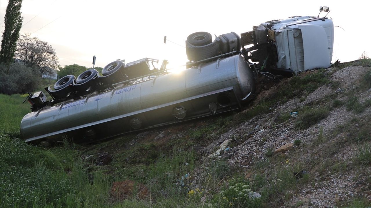 Yozgat'ta Tanker Devrildi: Sürücü Yaralandı