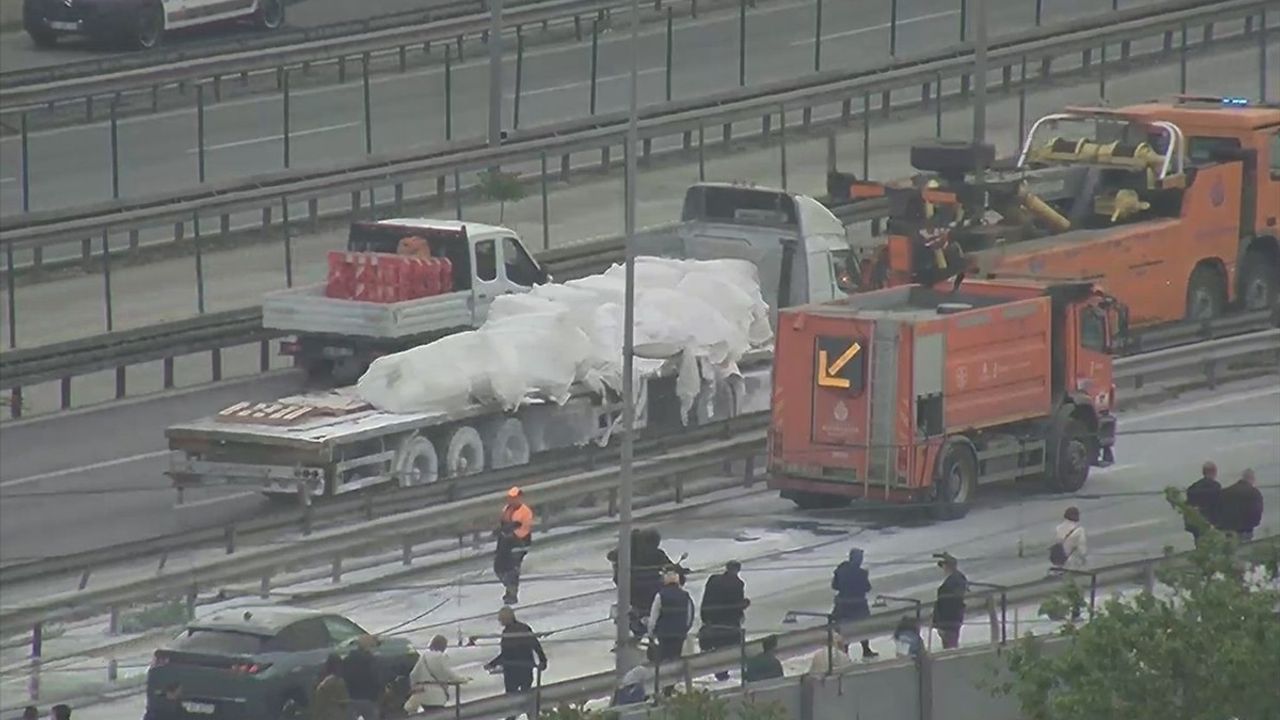 Zeytinburnu'nda D-100 Kara Yolunda Tır Kazası