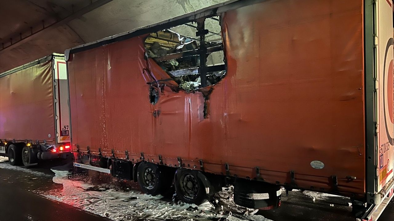 Zigana Tüneli'nde Yangın Paniği: Tır Alev Alev Yandı