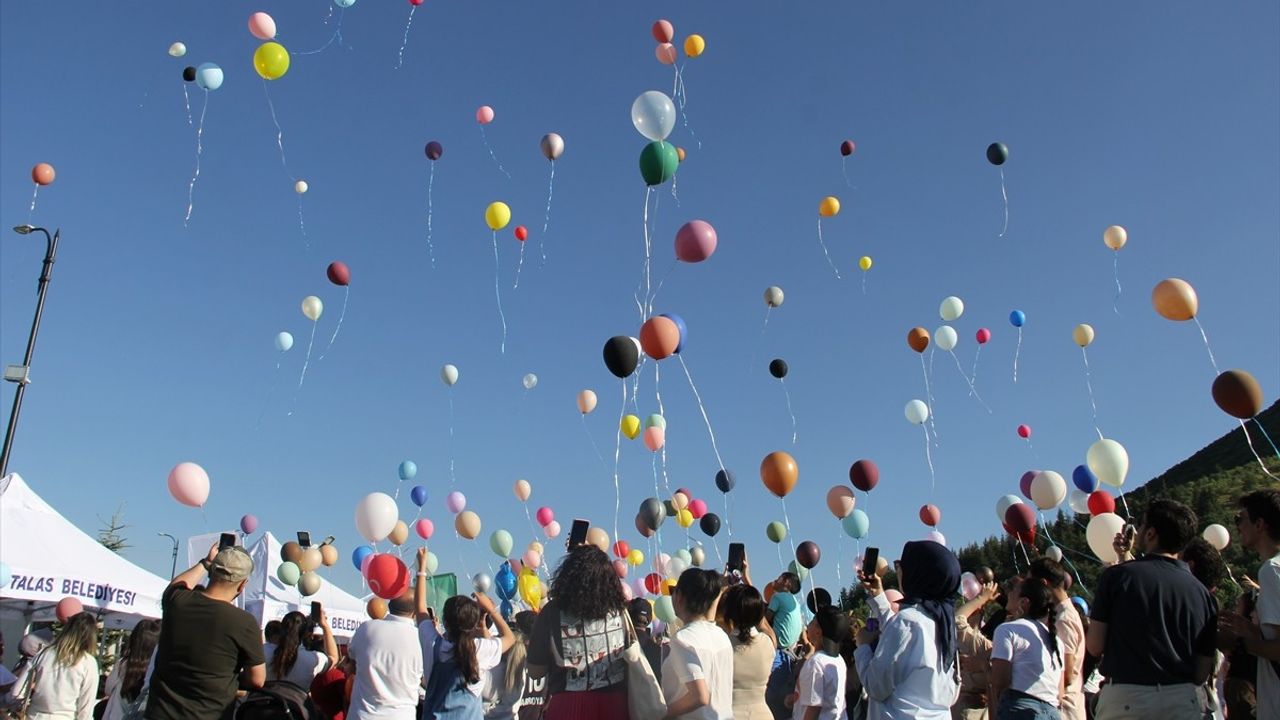 3 Yaşındaki Deniz'in Kanserle Mücadelesine Destek: Balon Uçurma Etkinliği