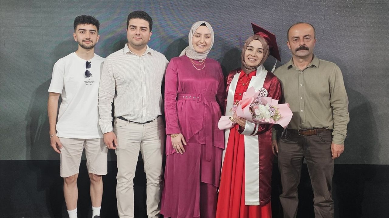 44 Yaşında Üniversiteyi Birincilikle Bitiren Anne