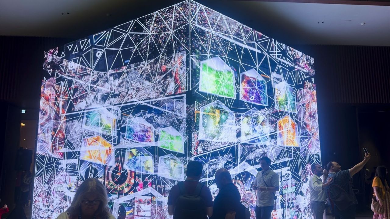 5. İstanbul Dijital Sanat Festivali AKM'de Başladı