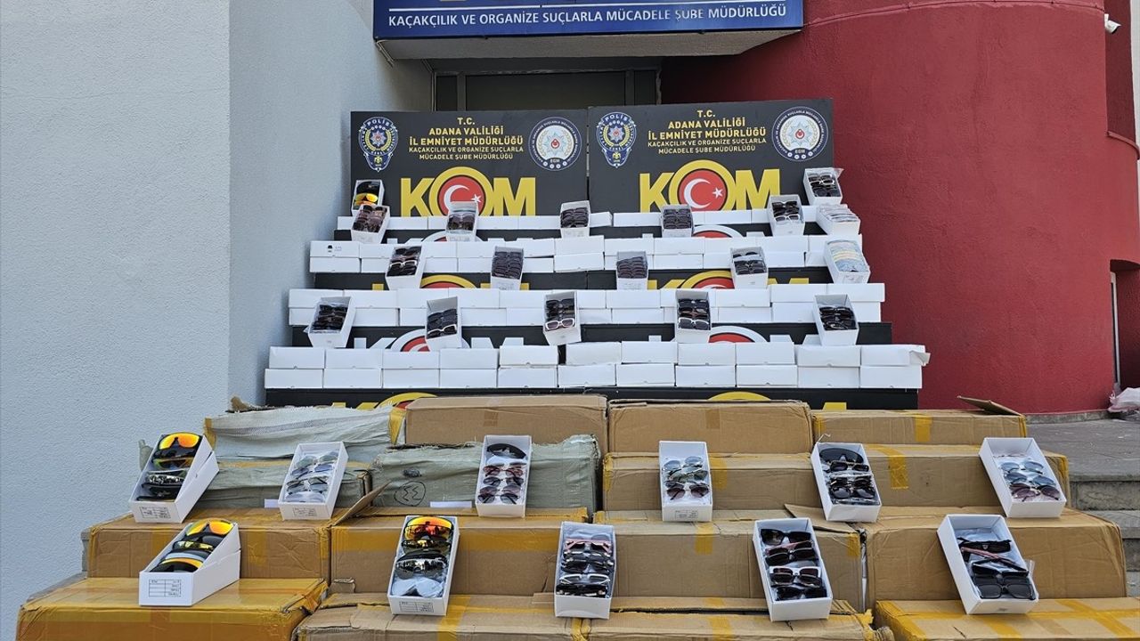 Adana'da Kaçak Cep Telefonları ve Güneş Gözlükleri Ele Geçirildi