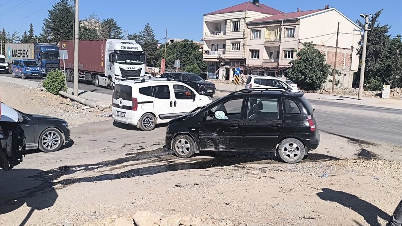 Adıyaman'da İki Otomobilin Çarpışması: 4 Yaralı